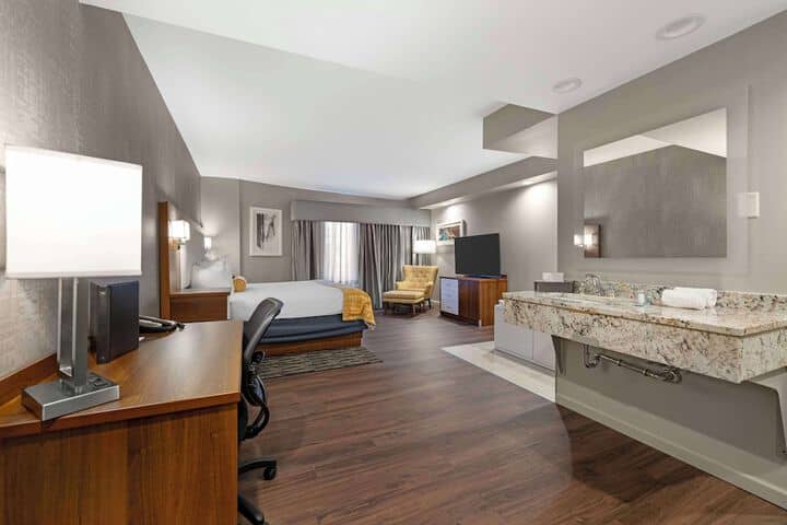 Room 6 of 28